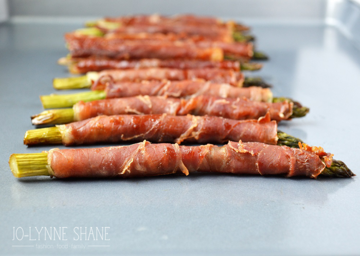 Bacon Wrapped Asparagus Appetizer: These delicious prosciutto wrapped spears will be a hit at any party and make an easy pick-up appetizer!