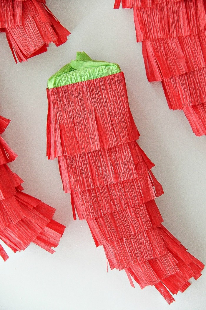 Cinco De Mayo Craft: Mini Chili Piñatas | These Mini Chili Piñatas are a fun Cinco de Mayo craft that will be the perfect addition to your May 5th celebrations.