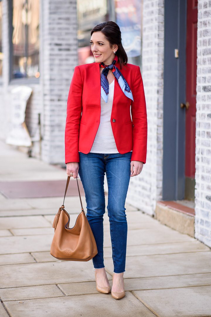 Сочетание красного пиджака