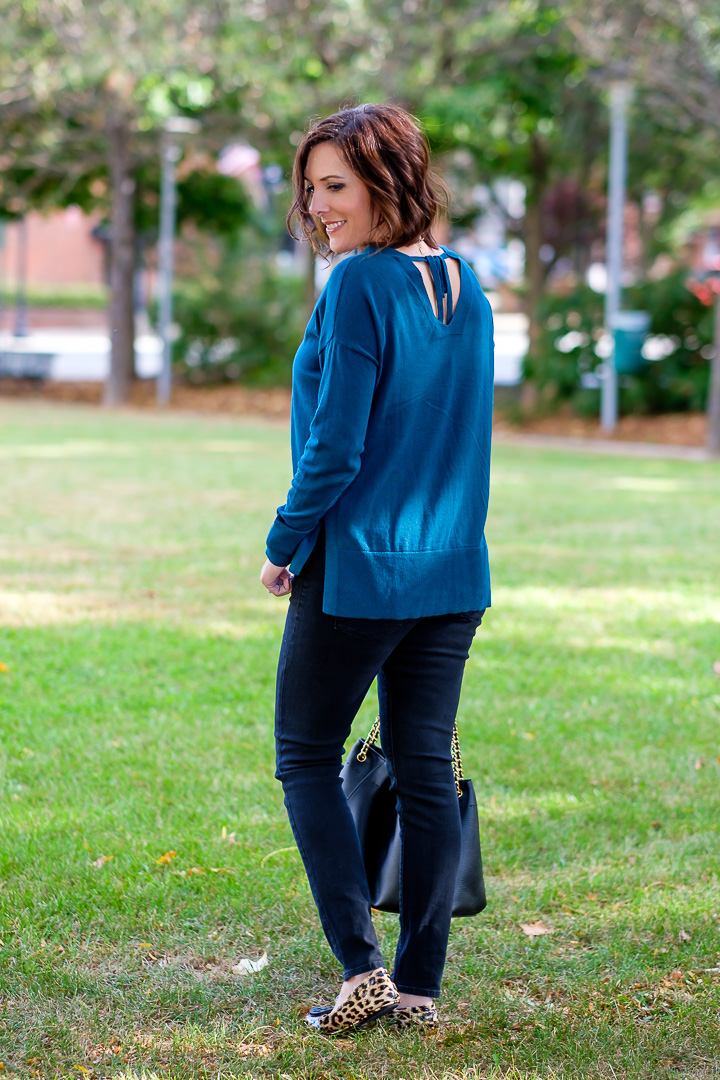Jo-Lynne Shane wearing off-black skinny jeans from Hudson Jeans with a fun teal tie-back double-V sweater and leopard flats. #fashionover40 #leopardflats