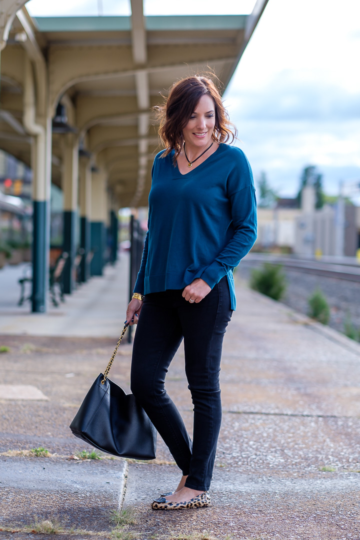 Jo-Lynne Shane wearing off-black skinny jeans from Hudson Jeans with a fun teal tie-back double-V sweater and leopard flats. #fallfashion #fashionover40