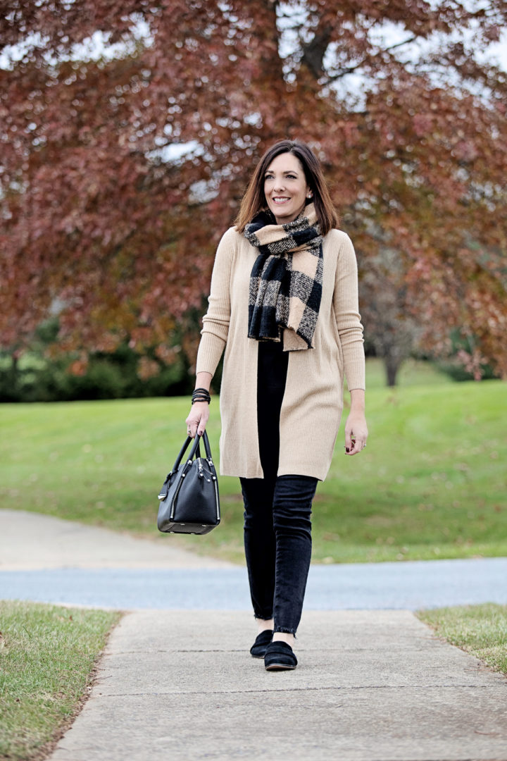 How to style a camel and black outfit for a classy fall look #fashion #fallfashion #falloutfit #scarfoutfit