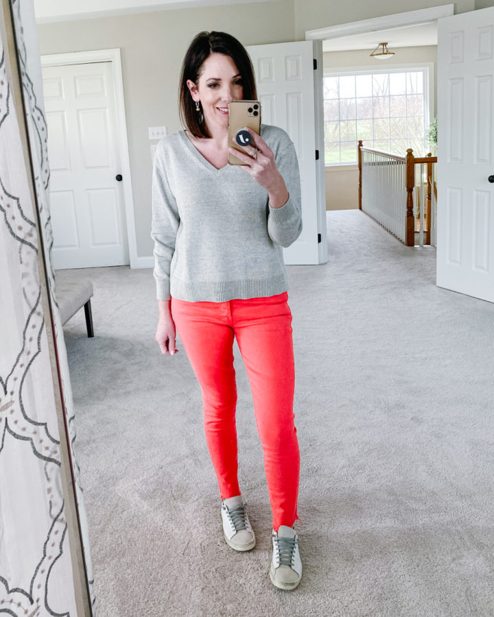 5 Ways to  Wear Red Jeans: Red Jeans + Grey Sweater & Fashion Sneakers