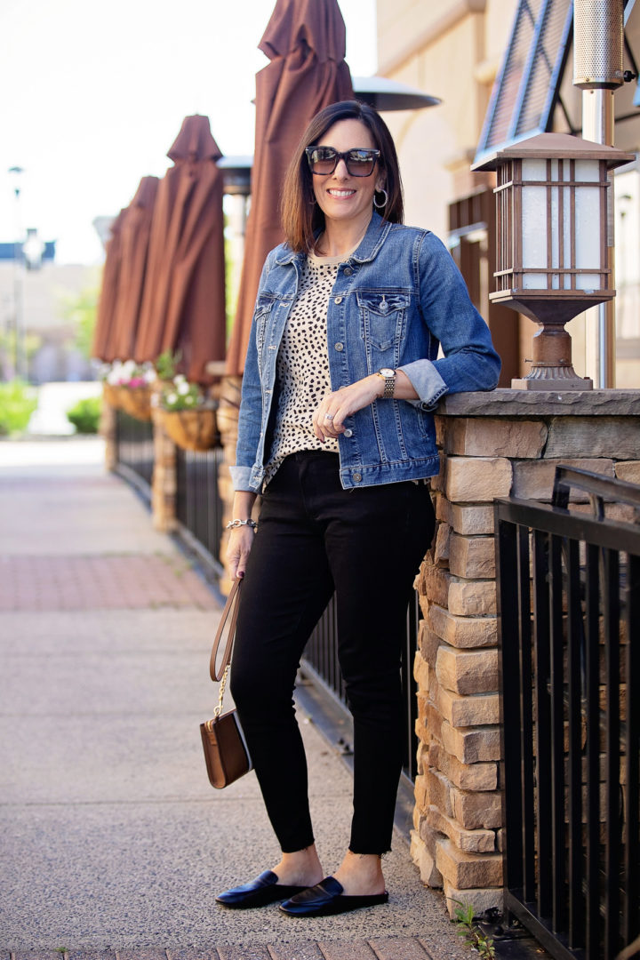 casual fall outfit ideas with a cheetah tee