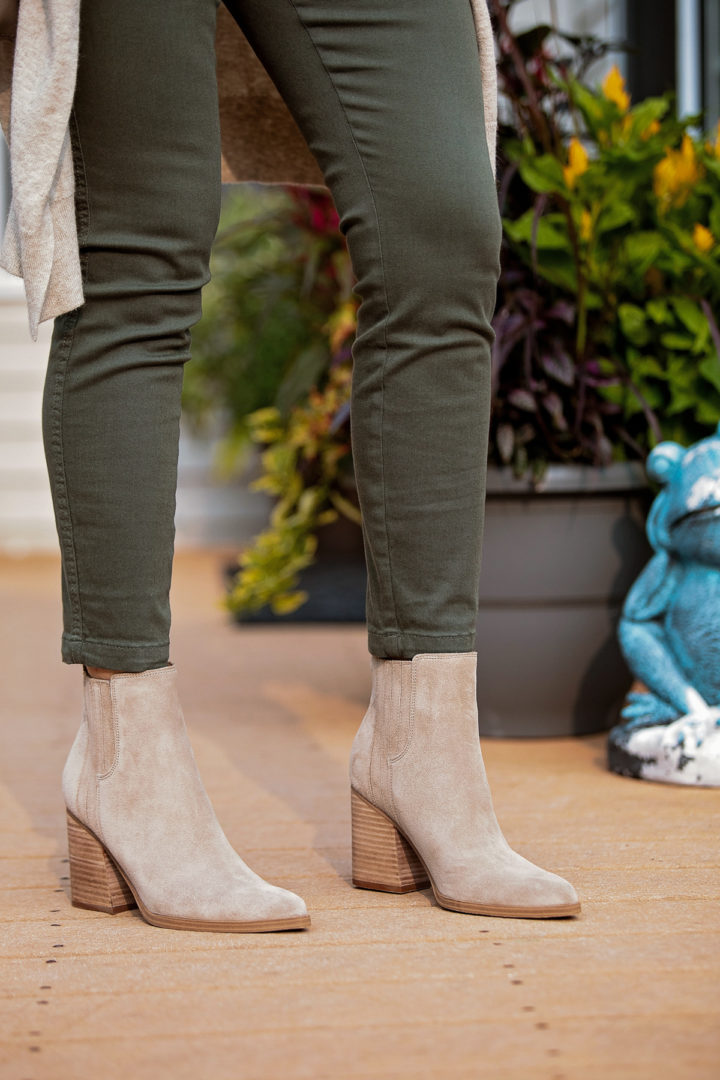 how to wear ankle boots with crop skinny pants for fall