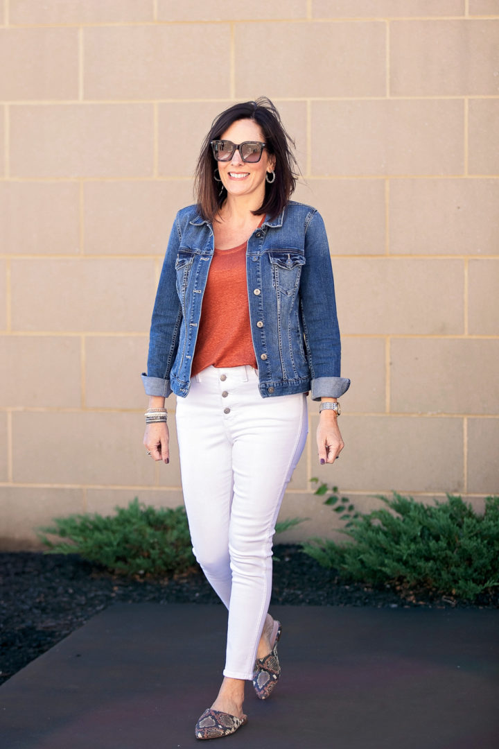 fall white jeans outfit with snake print mules